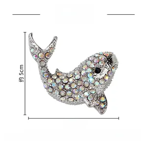 Vista dettagliata della spilla a balena con misure 5x3,5cm e strass colorati cangianti