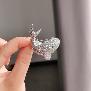 Spilla a balena in argento scintillante con cristalli colorati per stile moda