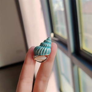 Spilla creativa a forma di conchiglia blu e oro con pietra occhio di gatto e strass