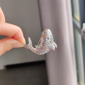 Spilla a forma di balena scintillante in lega d'argento con strass colorati
