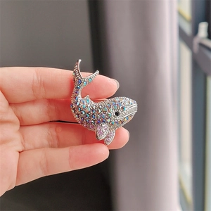 Macro di una spilla a balena con cristalli AB multicolore e base in lega d'argento