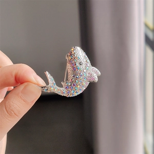 Elegante spilla a balena con strass colorati su base in lega d'argento in mano