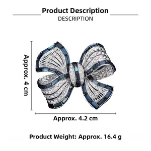 Détail de la broche nœud avec cristaux bleus rectangulaires et zircons scintillants