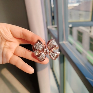 Broche Nœud Élégante en Alliage avec Zirconia et Strass Brillants pour Femmes Mariage Banquet Accessoires de Costume Bijoux de Luxe