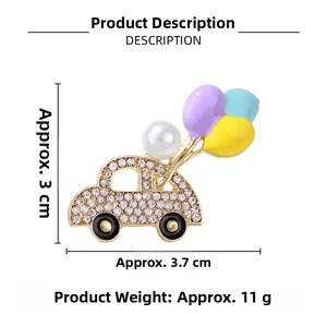 Vue détaillée de la broche voiture avec ballons en émail colorés et perle blanche