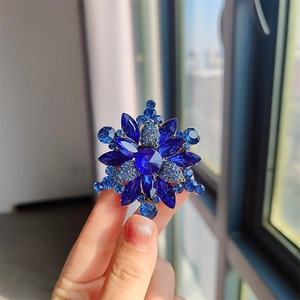 Broche vintage de copo de nieve con cristales azules y base de aleación dorada