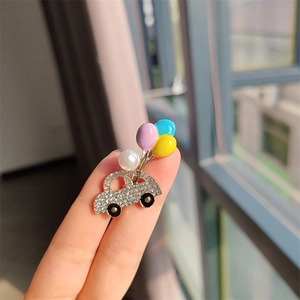 Broche voiture dorée avec strass, perle et ballons en émail coloré pour costumes