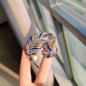 Vintage Luxury Enamel Feather Brooch Pin For Women Men With Artificial Pearl Rhinestone Alloy Leaf Pin Jewelry Suit Accessories