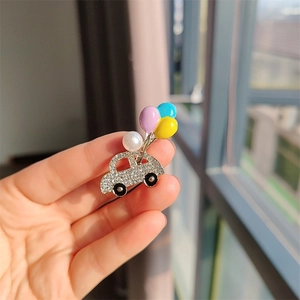 Charmante broche voiture et ballons avec placage argenté, strass brillants et perle blanche