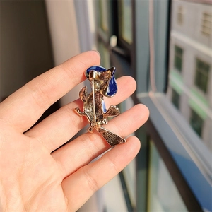 Detail der rückseitigen Metall-Anstecknadel und Vergoldung der Vogel-Brosche
