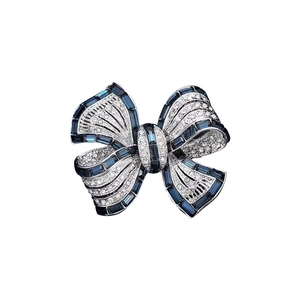 Broche nœud élégante en argent avec cristaux bleus et zircons blancs scintillants