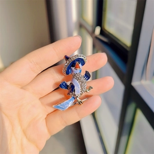 Kreative Emaille Papagei Brosche Mit Cowboyhut Strass Eingelegt Vogel Pin Personalisierte Tier Schmuck Für Damen Party Dekoration