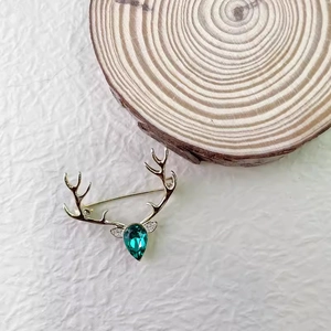 Luxueuse Broche Bois de Cerf en Alliage Strass Vert Émeraude Plaqué Or Mode Personnalisée Noël Renne Épingle Bijoux Cadeau Pour Femmes