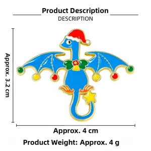 Détail d'un pin's dinosaure de Noël bleu avec bonnet rouge et décorations festives