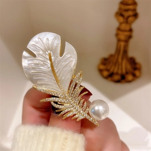 Broche luxueuse en nacre blanche en forme de plume avec zircons brillants et une perle