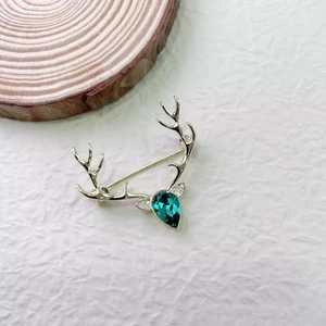 Broche bois de renne dorée avec cristal goutte d'eau bleu sarcelle et strass
