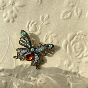Elegant Butterfly Brooch For Women Alloy Retro French Style Rhinestone Inlaid Artificial Pearl Corsage Suit Accessory Jewelry