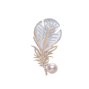Broche élégante en plume de nacre blanche avec diamants et une perle suspendue
