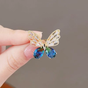 Elegante Spilla a Farfalla in Lega Placcata Oro per Donna con Cristallo Blu Sfumato e Strass Trasparenti Accessorio di Moda
