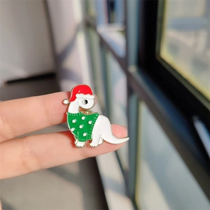 Mignonne épingle en émail dinosaure de Noël avec bonnet de Père Noël et pull à pois