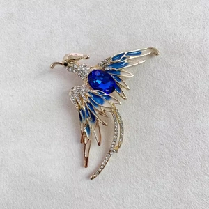 Détail de la broche phénix de luxe avec cristaux bleus et accents de diamants