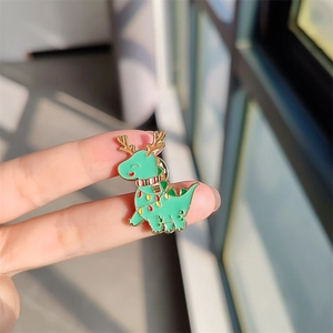 Épinglette de Noël en émail avec dinosaure vert mignon, bois de renne et écharpe