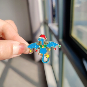 Broche dragon bleu en émail avec bonnet de Noël rouge et perles décoratives colorées