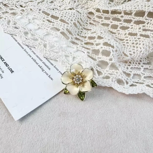 Broche Fleur de Gardénia Élégante en Alliage avec Émail et Künstliche Perles Accessoire Décoratif pour Femmes pour Mariage