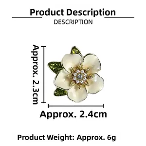 Vue détaillée de la broche gardénia avec dimensions de 2,3 cm de hauteur et 2,4 cm de large