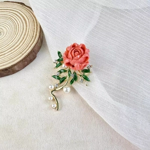 Lussuosa spilla a rosa 3D con rami dorati, perle e strass su base di legno