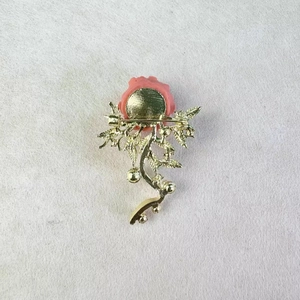 Vista posteriore dell'elegante spilla a fiore di peonia rosa con placcatura in oro