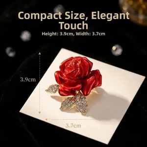 Détail de la broche rose rouge 3,9x3,7cm avec feuilles dorées et strass en cristal brillant