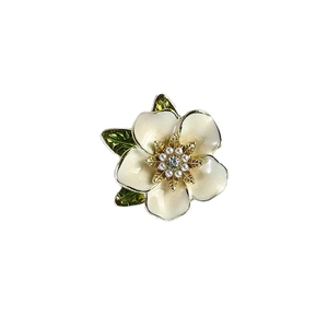 Élégante broche fleur de gardénia avec pétales blancs, perles et feuilles vertes
