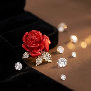 Broche élégante rose rouge avec cristaux dorés sur une boîte à bijoux en velours