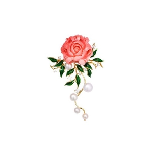 Lussuosa spilla a rosa con petali rosa, foglie verdi e perle su finitura dorata