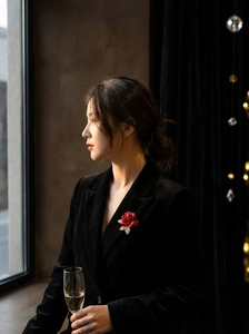 Élégante broche rose rouge en tissu avec feuilles en strass sur un revers en velours noir