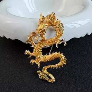 Exquisite goldene chinesische Drachenbrosche mit kunstvollen 3D-Schuppen und Relief