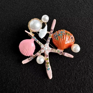 Broche thème marin avec étoile de mer et coquillage, émail et perles blanches