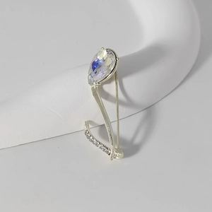 Broche note de musique argentée avec pierre en goutte et zircons sur base ondulée
