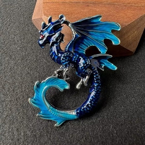 Détails de la broche dragon avec ailes en émail bleu et œil serti de zircon rouge