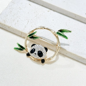 Eleganter Panda-Brosche mit Bambus-Kranz, weißen Kristallen und grüner Emaille auf Stein