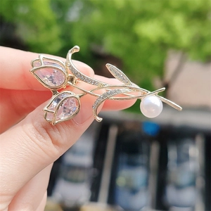 Eleganter Legierung Tulpen Blumen Brosche Mit Zirkonia Und Künstlicher Künstliche Perle Gold Vergoldeter Floral Pin Für Damen Schmuck