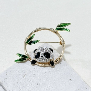 Exquisite Panda- und Bambusbrosche mit goldenem Ring und funkelnden Kristallen