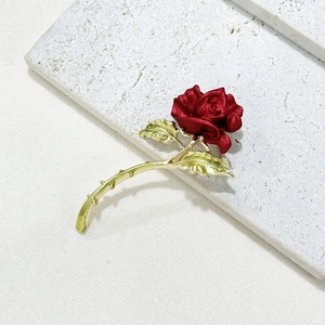 Elegant Alloy Red Rose Brooch For Women Exquisite Floral Pin With Gold Stem Leaf Fashion Clothing Jewelry Accessories Gift