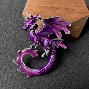 Vue détaillée de la broche dragon violet avec émail et œil en strass rouge