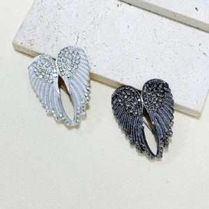 Dunkle Gothic-Flügel-Broschen in Silber und Schwarz mit funkelnden Kristall-Strasssteinen