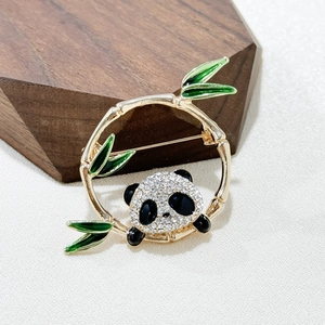 Exquisite Panda- und Bambuskranz-Brosche mit Strasssteinen und grünen Emaille-Blättern