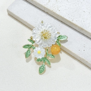Elegant Daisy Flower Brooch Alloy Enamel Green Leaf White Floral Pin For Women Suit Coat Lapel Pin Fashion Jewelry Accessories