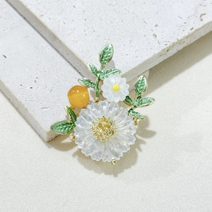 Elegant daisy flower brooch with transparent petals and green enamel leaf detail