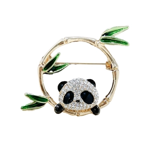 Chinesische Panda Bambus Brosche mit Goldrahmen, grünen Blättern und Kristallpanda